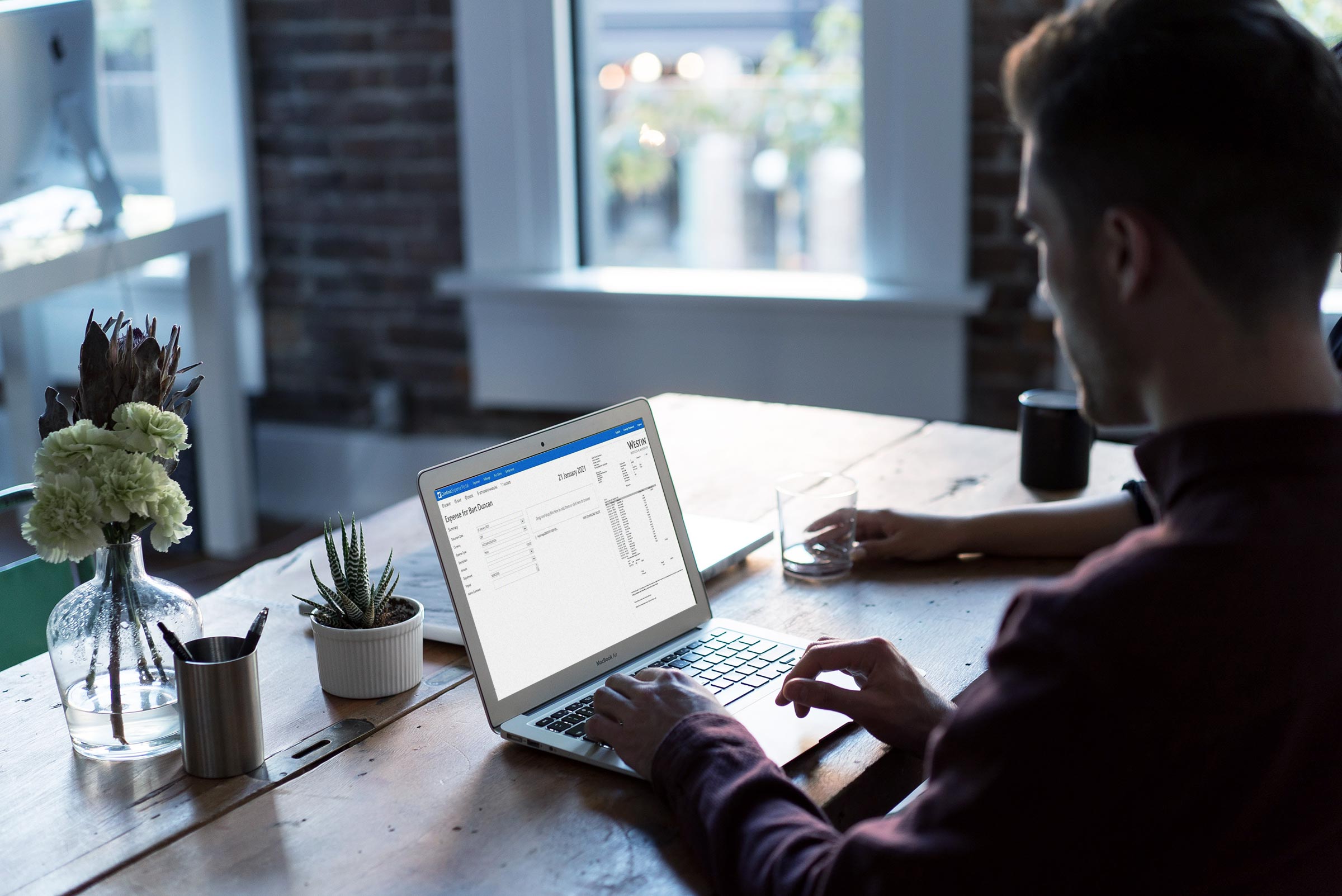 laptop-working-with-expense-management-em